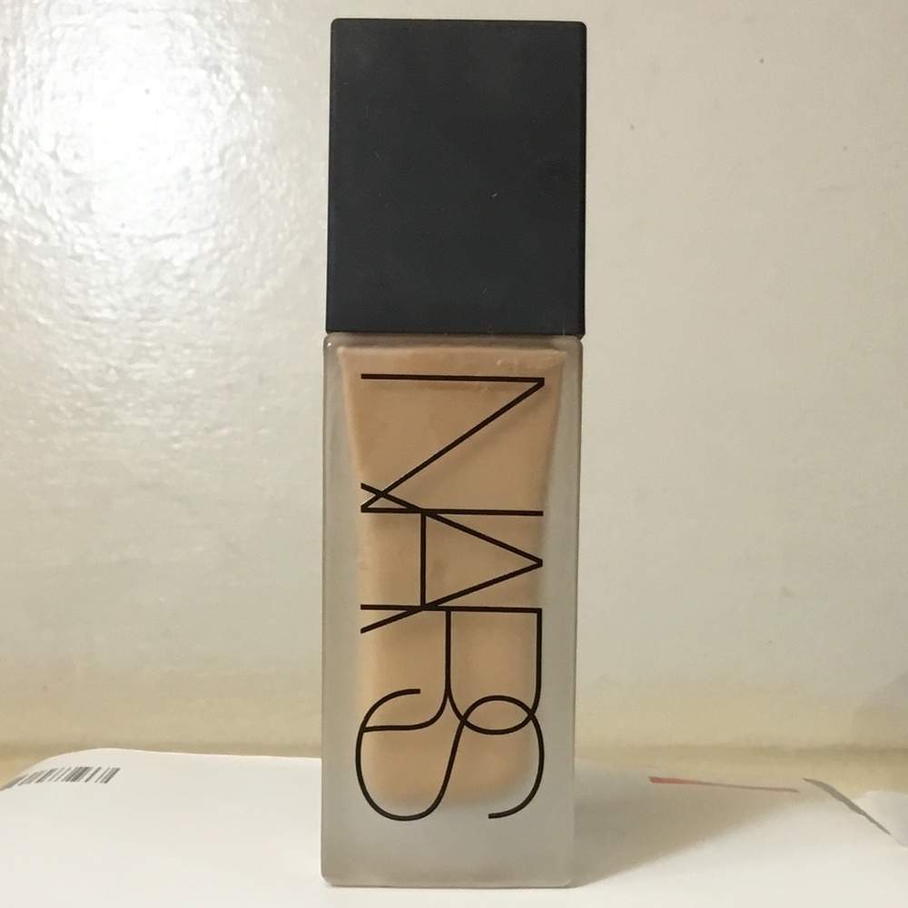 NARS TINTED GLOW BOOSTER - Med/Dark